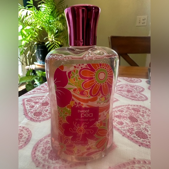 Bath & Body Works Sweet Pea Shower Gel NWT - Picture 2 of 5